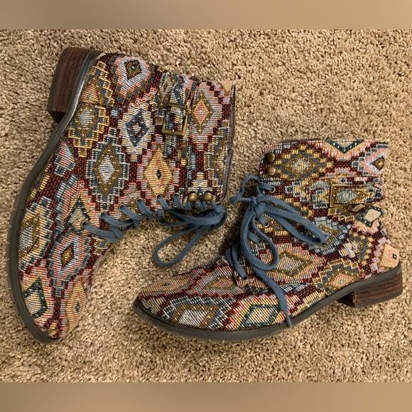 RESTRICTED • Quilted boots - Picture 2 of 9